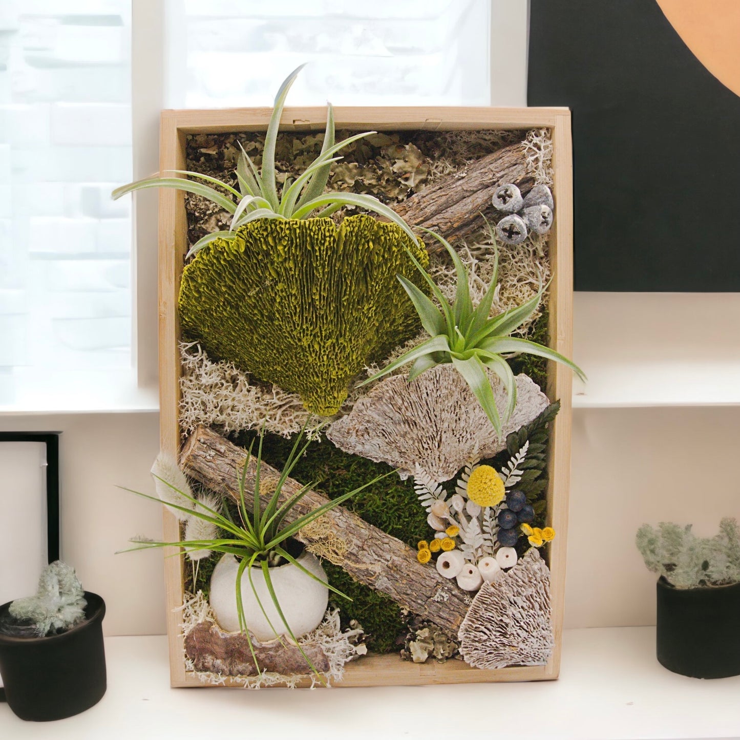 Cadre de plante aérienne en bamboo avec champignons verts et blancs
